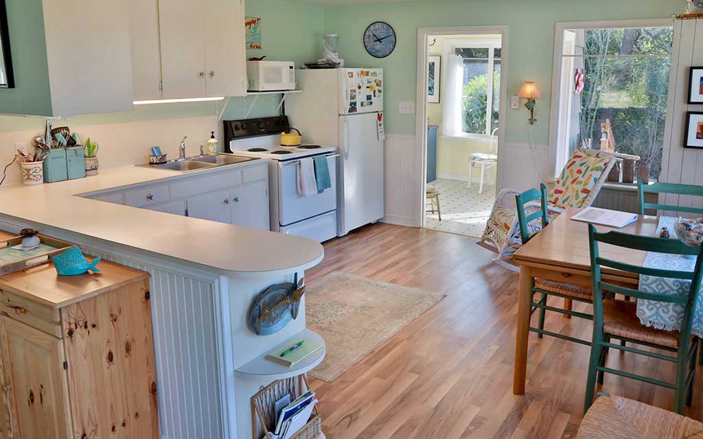 Comfy Coastal Cottage 04