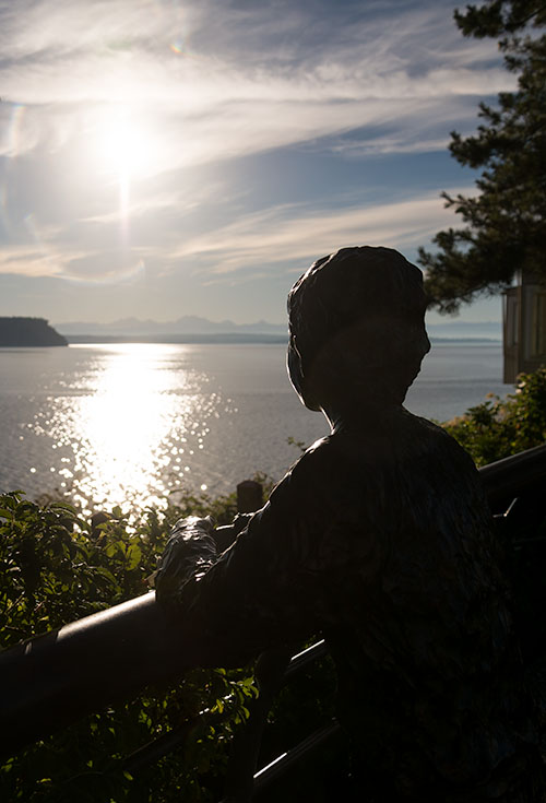 Statue of a boy looking out to the ocean