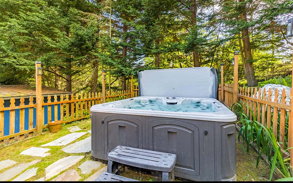 Coupeville Mid Century Beach Cabin Hot Tub