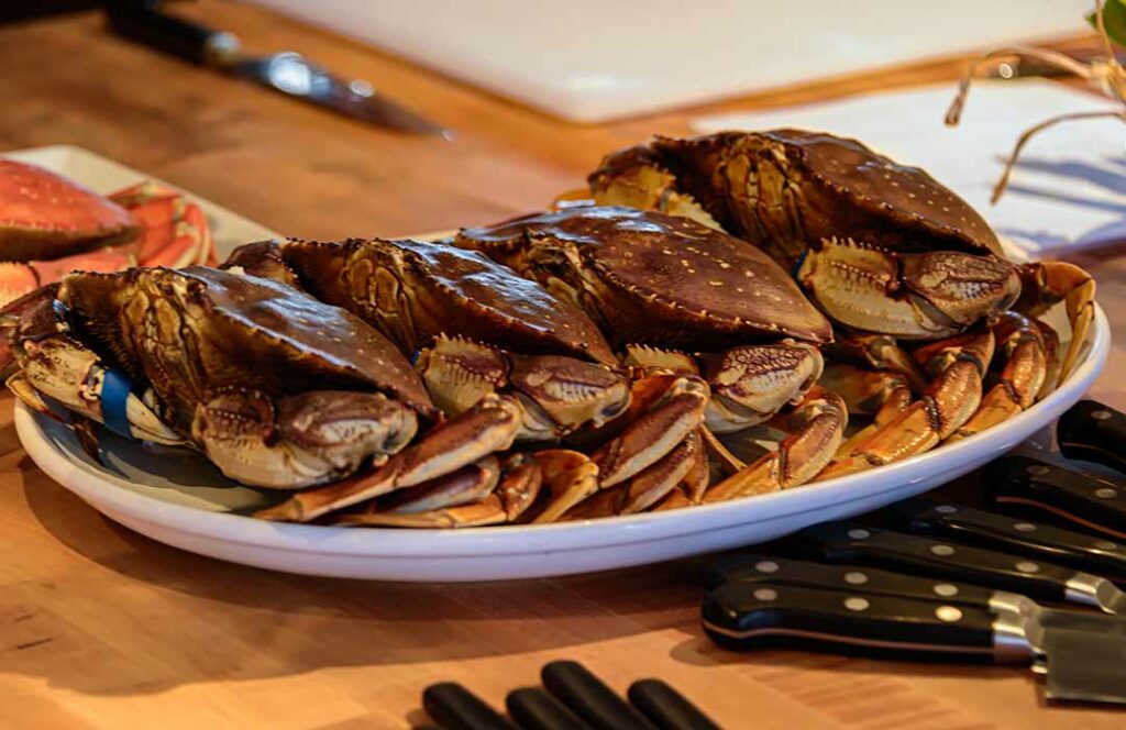 6 live crab on a serving platter.